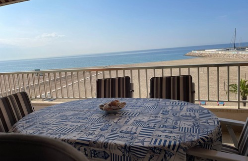 El Roc de Sant Gaieta Apartment | Apartment 'En Primera Línea De Mar' with Sea View, Shared Pool and Wi-Fi