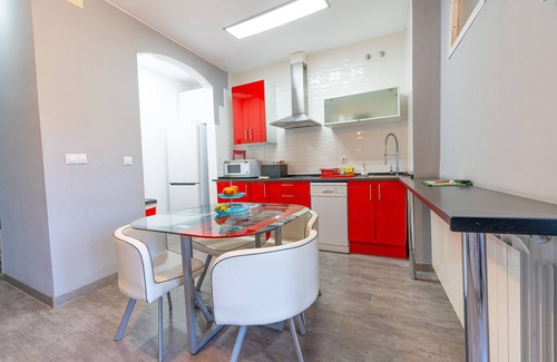 Leon Apartment | Apartment 'Entrevías Lodging' with Balcony and Wi-Fi