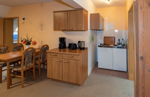 Werben Apartment | Apartment Erle, comb. Living room/bedroom/kitchenette, shower/WC (1 bedroom in the attic) - Zimmermanns Ferienhof