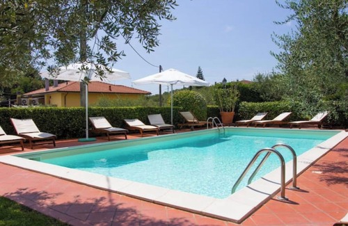 Massa e Cozzile Apartment | Apartment 'Estate' with Shared Pool, Wi-Fi and Air Conditioning