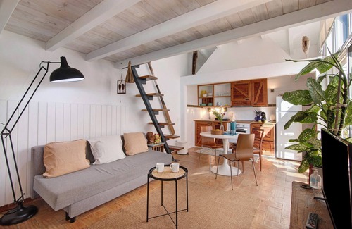 Vila Real Santo Antonio Apartment | Apartment 'Estúdio Casa Do Limoeiro' with Private Garden, Wi-Fi and Air Conditioning