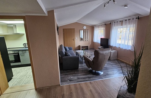Bad Klosterlausnitz Apartment | Apartment 'Ferienwohnung Am Schwanenteich' with Wi-Fi