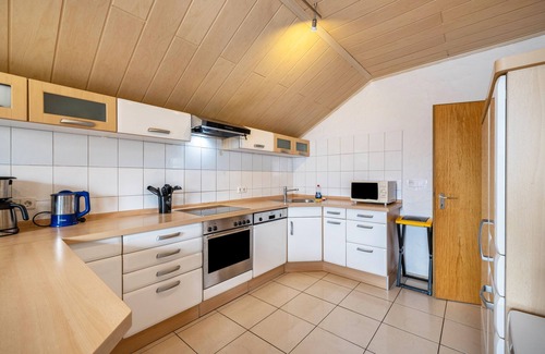 Großengstingen Apartment | Apartment 'Fabio' with Private Terrace and Wi-Fi