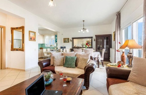 Perivolia Apartment | Apartment 'Fanis Family House' with Balcony, Wi-Fi and Air Conditioning