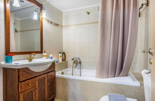 Perivolia Apartment | Apartment 'Fanis Family House' with Balcony, Wi-Fi and Air Conditioning
