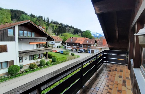Burgberg Apartment | Apartment 'Ferienwohnung Hörnleblick' with Balcony and Wi-Fi