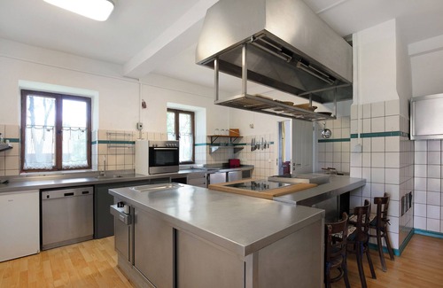 Temmen-Ringenwalde Apartment | Apartment 'Ferienwohnung Hof Luisenau Seeweide' with Private Garden and Wi-Fi