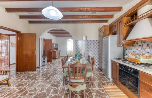 Surano Apartment | Apartment 'Fefè' with Private Terrace, Wi-Fi and Air Conditioning