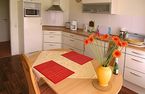 Bad Zwischenahn Apartment | Apartment 'Ferienwohnung Zum Rosenteich' with Balcony and Wi-Fi