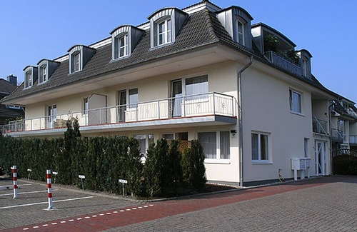 Bad Zwischenahn Apartment | Apartment 'Ferienwohnung Zum Rosenteich' with Balcony and Wi-Fi