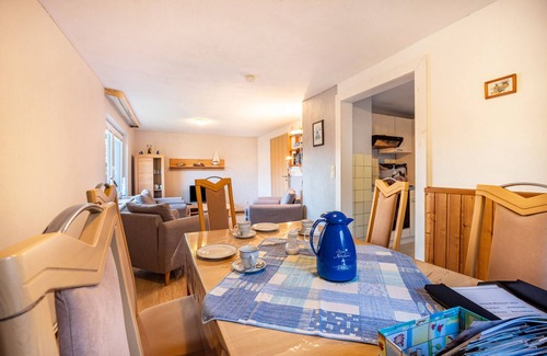 Dingen House | Apartment 'Ferienhaus Peters' with Private Terrace, Shared Garden and Wi-Fi