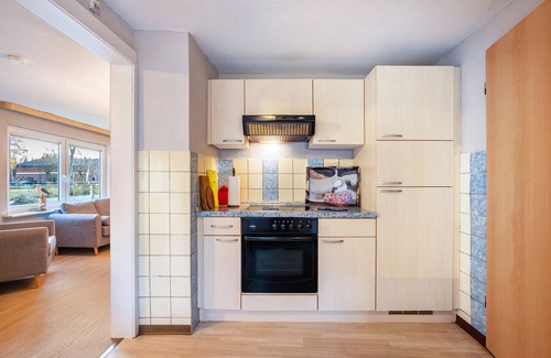 Dingen House | Apartment 'Ferienhaus Peters' with Private Terrace, Shared Garden and Wi-Fi