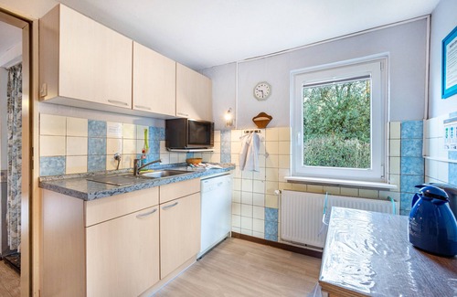Dingen House | Apartment 'Ferienhaus Peters' with Private Terrace, Shared Garden and Wi-Fi