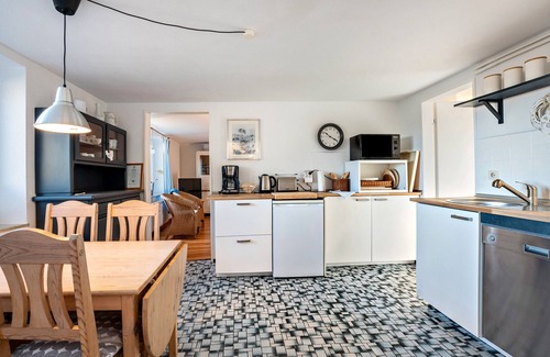 Bondelum Apartment | Apartment 'Ferienhaushälfte Haus Rostock' with Terrace, Garden and Wi-Fi
