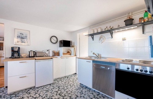 Bondelum Apartment | Apartment 'Ferienhaushälfte Haus Rostock' with Terrace, Garden and Wi-Fi