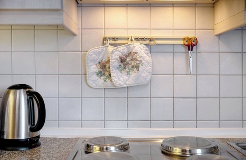 Wesselburen Apartment | Apartment 'Ferienwohnung 2' with Shared Garden and Wi-Fi