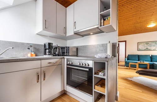 Bendestorf Apartment | Apartment 'Ferienwohnung Abendsonne' with Shared Garden, Balcony and Wi-Fi