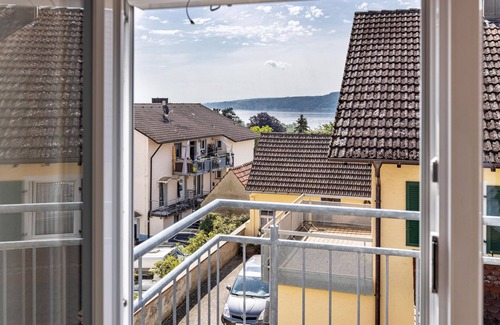 Gaienhofen Apartment | Apartment 'Ferienwohnung Im Künstlerhaus' with Lake View, Shared Garden and Wi-Fi