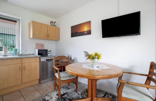 Hillgroven Apartment | Apartment 'Ferienwohnung Achtern Diek' with Private Terrace, Shared Garden and Wi-Fi