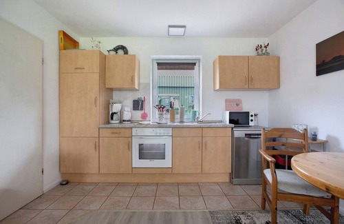 Hillgroven Apartment | Apartment 'Ferienwohnung Achtern Diek' with Private Terrace, Shared Garden and Wi-Fi
