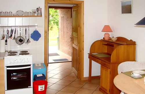 Marienkoog Apartment | Apartment 'Ferienwohnung Achterndiek' with Private Terrace, Private Garden and Wi-Fi