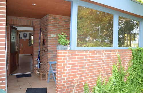 Marienkoog Apartment | Apartment 'Ferienwohnung Achterndiek' with Private Terrace, Private Garden and Wi-Fi