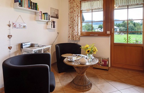 Breitnau Apartment | Apartment 'Ferienwohnung Schwarzwaldhut' with Mountain View, Private Terrace and Wi-Fi