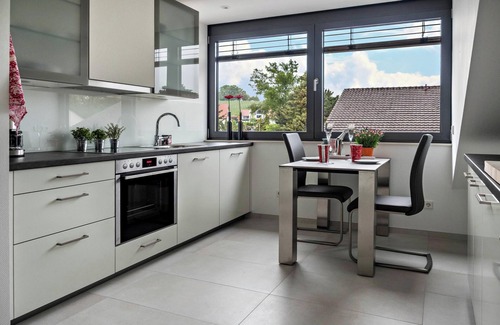 Petershausen-West Apartment | Apartment "Ferienwohnung RosenRot am See" with a View of the Vineyard