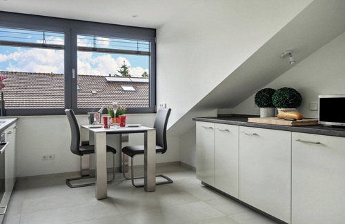 Petershausen-West Apartment | Apartment "Ferienwohnung RosenRot am See" with a View of the Vineyard