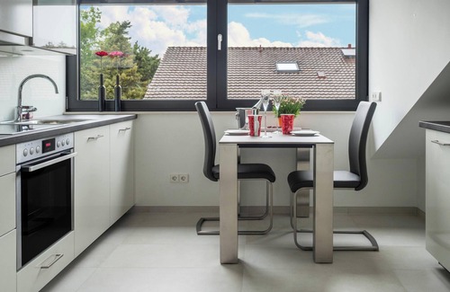 Petershausen-West Apartment | Apartment "Ferienwohnung RosenRot am See" with a View of the Vineyard