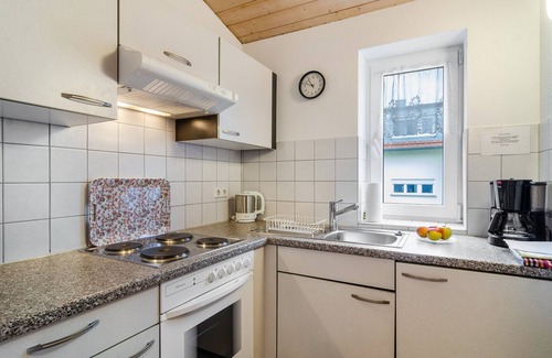 Petershausen-Ost Apartment | Apartment 'Ferienwohnung Rechts' with Balcony and Wi-Fi