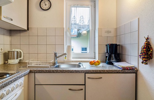 Petershausen-Ost Apartment | Apartment 'Ferienwohnung Rechts' with Balcony and Wi-Fi