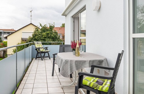 Petershausen-Ost Apartment | Apartment 'Ferienwohnung Rechts' with Balcony and Wi-Fi