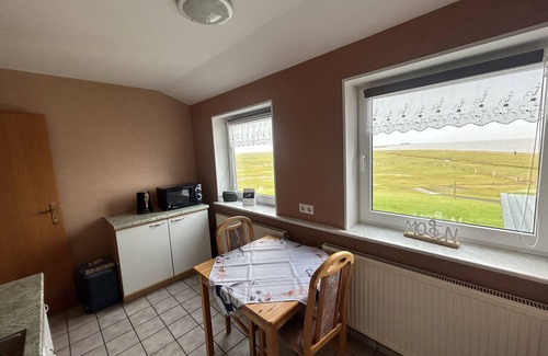 Hallig Langeneß Apartment | Apartment 'Ferienwohnung Klar Kimming' with Shared Terrace, Shared Garden and Wi-Fi