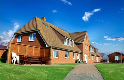 Hallig Langeneß Apartment | Apartment 'Ferienwohnung Föhr' with Sea View, Shared Terrace and Wi-Fi