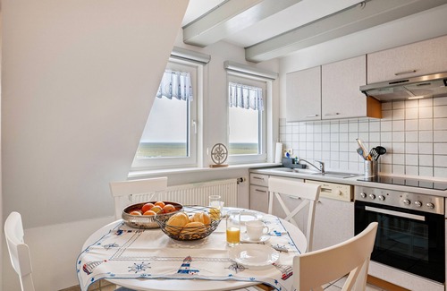 Hallig Langeneß Apartment | Apartment 'Ferienwohnung Oland' with Sea View, Shared Terrace and Wi-Fi