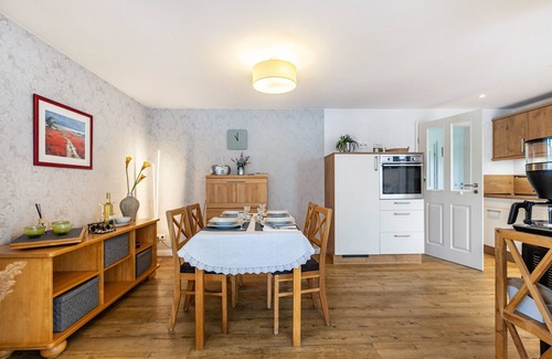 Sollwitt Apartment | Apartment 'Ferienwohnung Butjes' with Private Terrace, Shared Garden and Wi-Fi