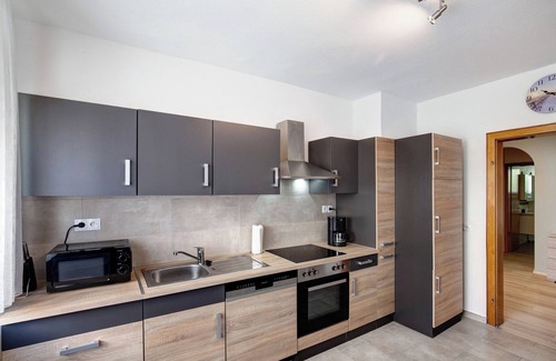 Hirzenach Apartment | Apartment 'Ferienwohnung Moni' with Balcony and Wi-Fi