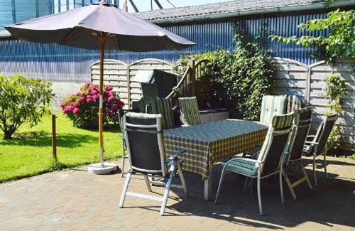 Dorphof Apartment | Apartment 'Ferienwohnung Familie Starck' with Shared Terrace, Private Garden and Wi-Fi