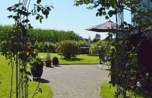 Dorphof Apartment | Apartment 'Ferienwohnung Familie Starck' with Shared Terrace, Private Garden and Wi-Fi