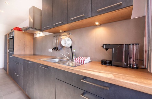 Durbach Apartment | Apartment 'Ferienwohnung Weitblick' with Mountain View, Balcony and Wi-Fi
