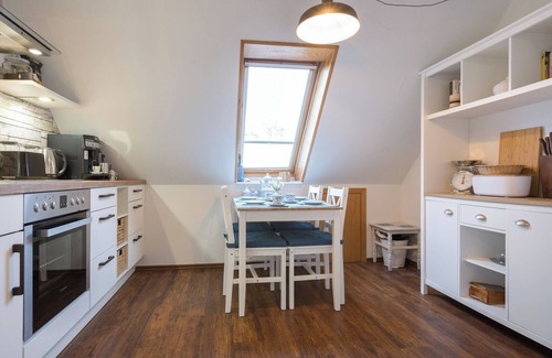 Olderup Apartment | Apartment 'Ferienwohnung Lillebror' with Shared Terrace, Shared Garden and Wi-Fi