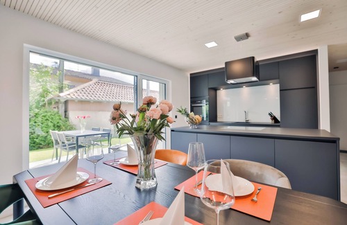 Owingen Apartment | Apartment 'Ferienwohnung Gartenglück 75qm' with Private Terrace, Shared Garden and Wi-Fi