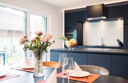 Owingen Apartment | Apartment 'Ferienwohnung Alpenblick 75qm' with Shared Garden, Balcony and Wi-Fi