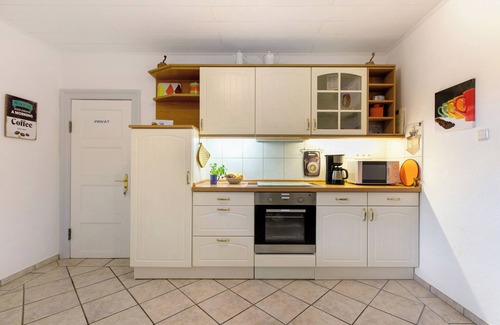 Hohn Apartment | Apartment 'Ferienwohnung Kiek In Hohn' with Private Terrace, Shared Garden and Wi-Fi