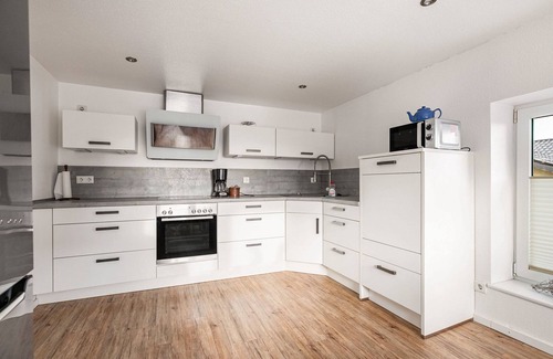 Viol Apartment | Apartment 'Ferienwohnung Stilvoll' with Private Garden, Balcony and Wi-Fi