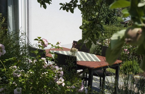 Obereisenheim Apartment | Apartment 'Ferienwohung Traumgarten' with Private Terrace, Private Garden and Wi-Fi