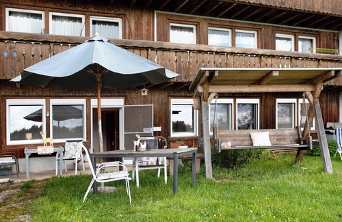 Weilheim Apartment | Apartment 'Fernblick' with Private Terrace, Shared Garden and Wi-Fi