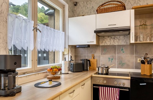Bad Liebenstein Apartment | Apartment 'Fleißige Biene' with Mountain View, Private Terrace and Wi-Fi