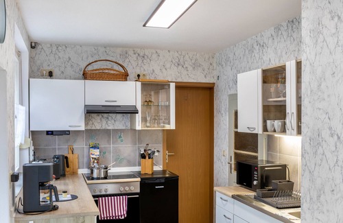 Bad Liebenstein Apartment | Apartment 'Fleißige Biene' with Mountain View, Private Terrace and Wi-Fi